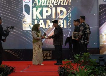 Hj Hesti Haris Terima Penghargaan Life Achievement pada Anugerah KPID Jambi 2025