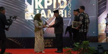 Hj Hesti Haris Terima Penghargaan Life Achievement pada Anugerah KPID Jambi 2025