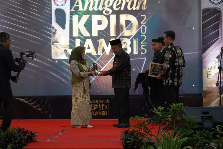 Hj Hesti Haris Terima Penghargaan Life Achievement pada Anugerah KPID Jambi 2025