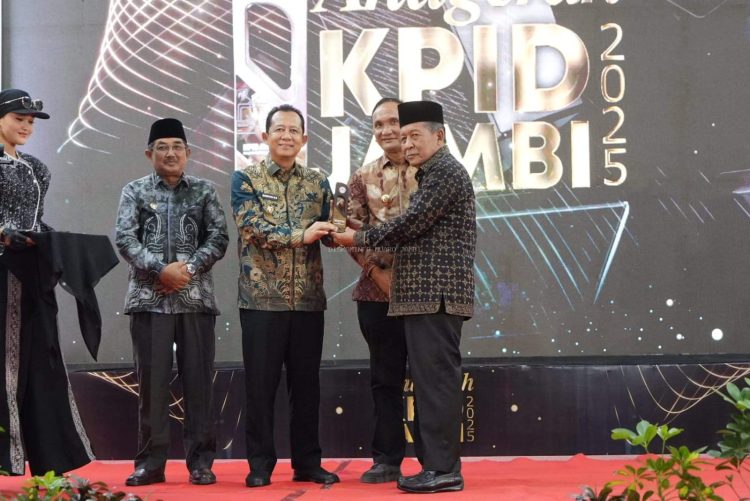 Kabupaten Muaro Jambi Menorehkan Prestasi Membanggakan dengan Diraihnya Anugerah Peduli Penyiaran Tahun 2025 dari Komisi Penyiaran Indonesia Daerah (KPID) Provinsi Jambi