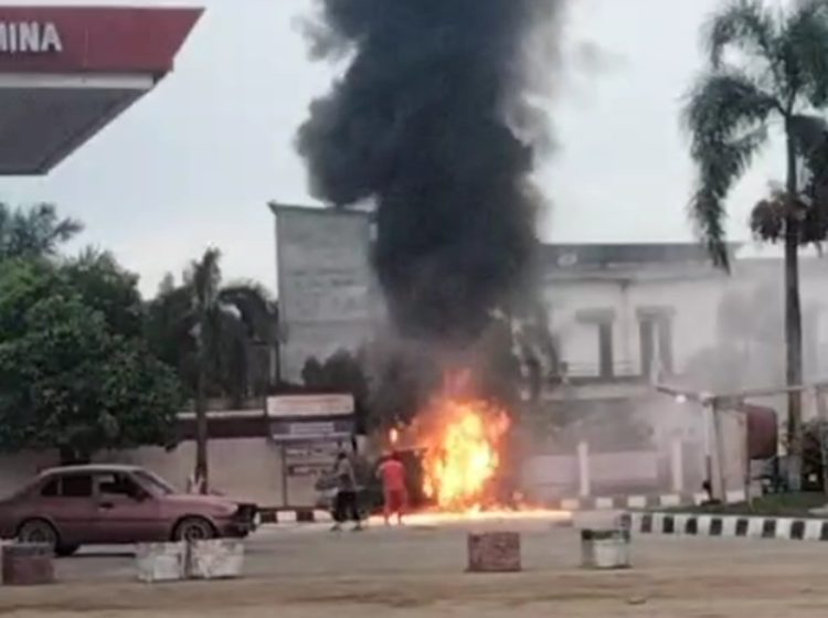 1 Unit Mobil Hangus Terbakar Saat Antre BBM di SPBU Desa Kemantan