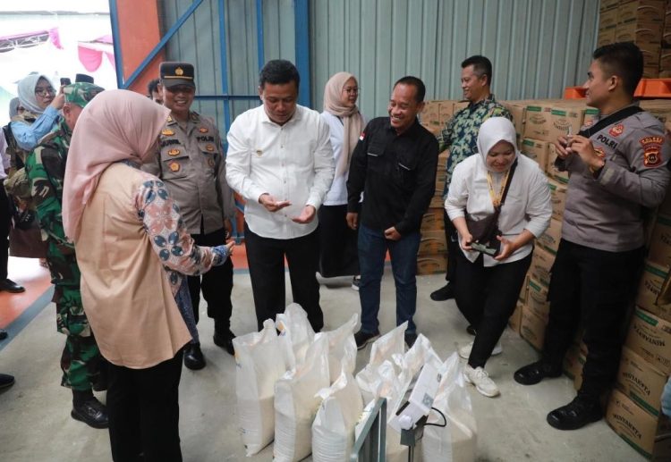 Wakil Bupati Tanjab Barat Luncurkan Bantuan Pangan Beras Bulog untuk Keluarga Penerima Manfaat
