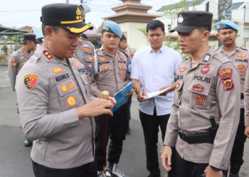 Operasi Zebra Siginjai 2025, Kapolres Tanjab Barat Lakukan Pemeriksaan Kelengkapan Surat Kendaraaan Personel