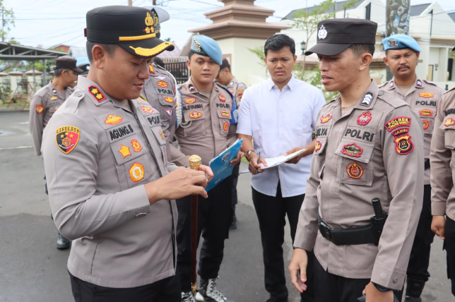 Operasi Zebra Siginjai 2025, Kapolres Tanjab Barat Lakukan Pemeriksaan Kelengkapan Surat Kendaraaan Personel