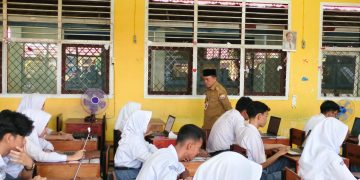 Gubernur Al Haris Tinjau Pelaksanaan TKA di SMAN 8 Kota Jambi