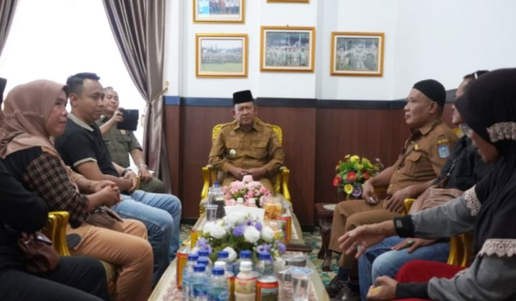Pedagang Ayam Minta Izin Jualan, Wabup Khafidh Koordinasi ke Bupati