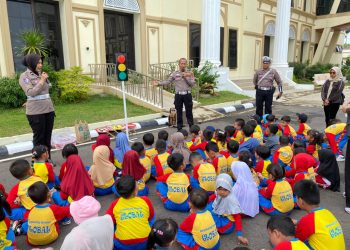 Polisi Sahabat Anak, Satlantas Polresta Jambi Tanamkan Budaya Tertib Berlalu Lintas pada Siswa TK Global