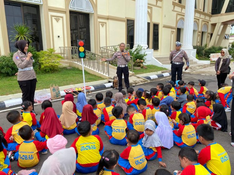 Polisi Sahabat Anak, Satlantas Polresta Jambi Tanamkan Budaya Tertib Berlalu Lintas pada Siswa TK Global