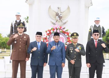 Peringati Hari Pahlawan Ke-80 Bupati Anwar Sadat Tabur Bunga di Makam Pahlawan
