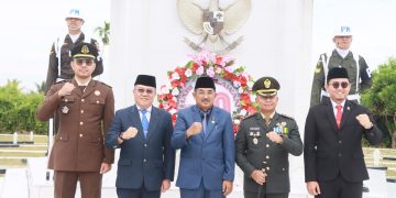Peringati Hari Pahlawan Ke-80 Bupati Anwar Sadat Tabur Bunga di Makam Pahlawan
