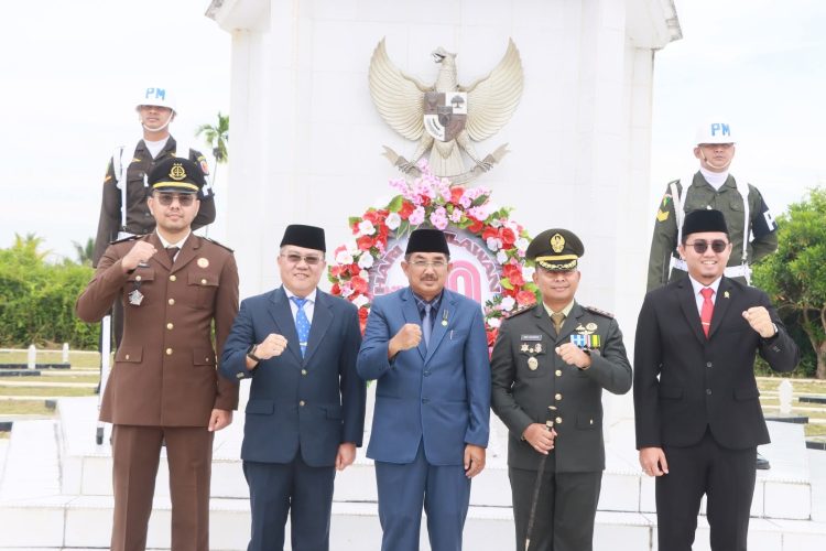 Peringati Hari Pahlawan Ke-80 Bupati Anwar Sadat Tabur Bunga di Makam Pahlawan