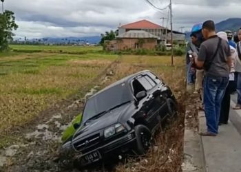Pengemudi Mendadak Pingsan, Mobil Terjun ke Sawah di Sungai Penuh