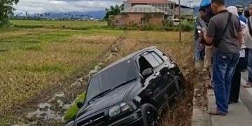 Pengemudi Mendadak Pingsan, Mobil Terjun ke Sawah di Sungai Penuh