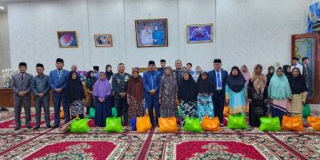 Bupati Tanjabbar Serahkan Bantuan kepada Istri Veteran di Hari Pahlawan