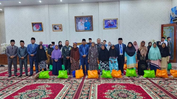 Bupati Tanjabbar Serahkan Bantuan kepada Istri Veteran di Hari Pahlawan