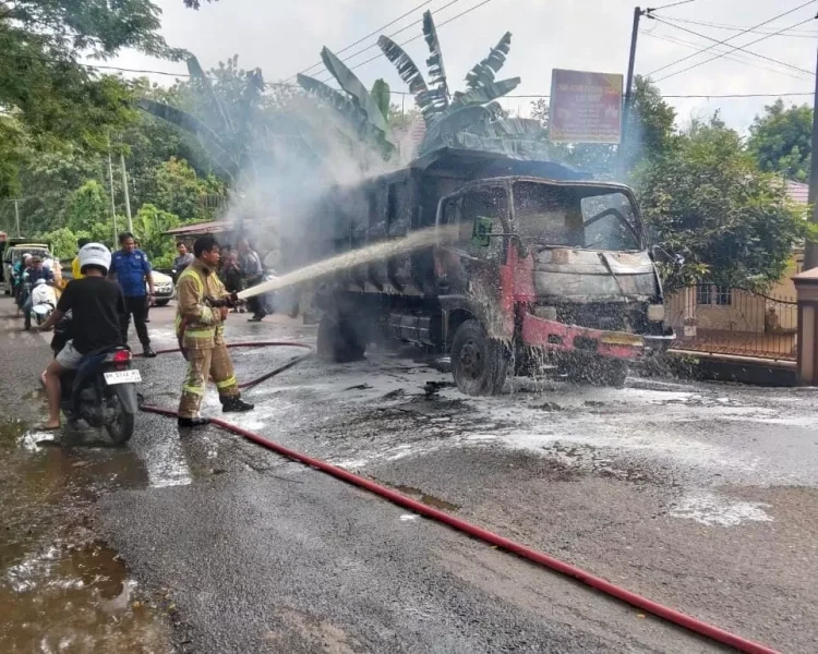 Truk Ludes Terbakar di Muaro Kumpeh, Diduga Akibat Korsleting Listrik