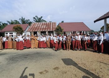 Pemerintah Desa Suko Awin Jaya Bagikan Susu Gratis Kepada Anak-anak SDN 224