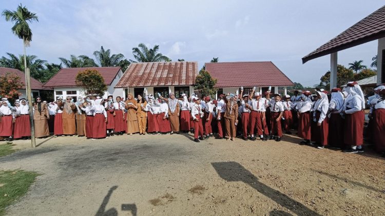 Pemerintah Desa Suko Awin Jaya Bagikan Susu Gratis Kepada Anak-anak SDN 224