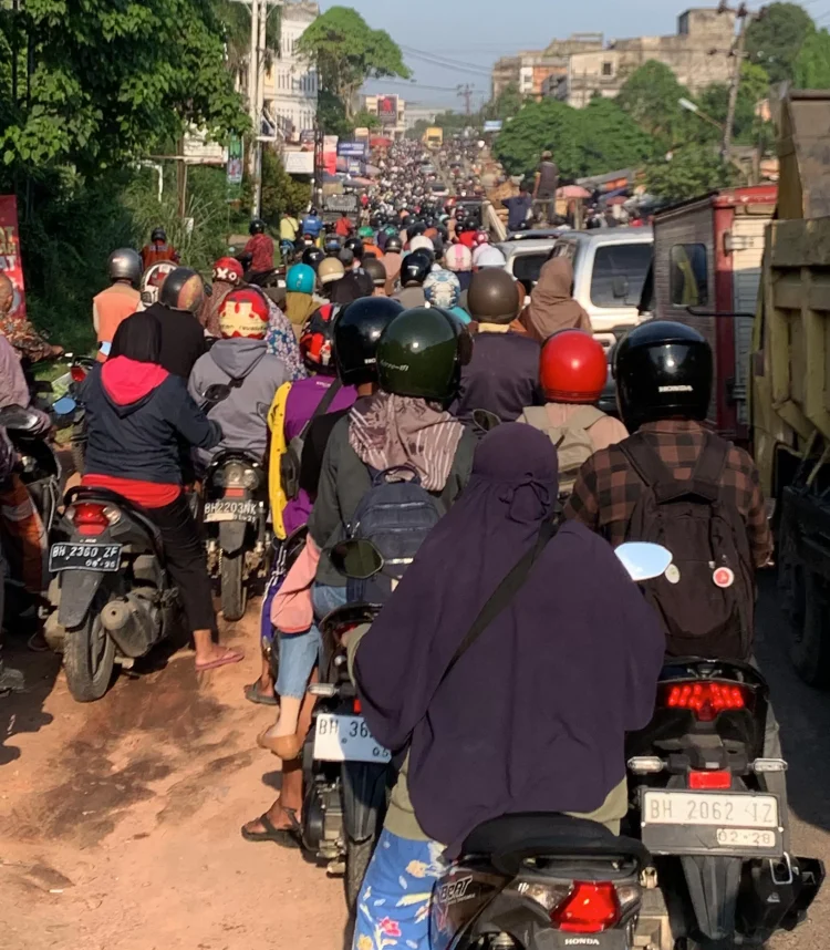 Macet Parah di Kawasan Pasar Talang Banjar, Warga Keluhkan PKL Kuasai Bahu Jalan