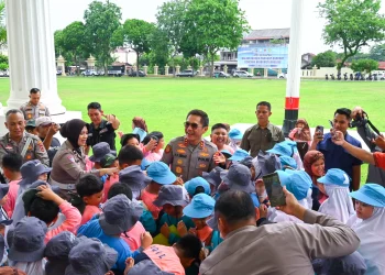 Senyum Kapolda Irjen Pol Krisno Saat Disambangi Anak-anak SD AL Falah Jambi di Mapolresta