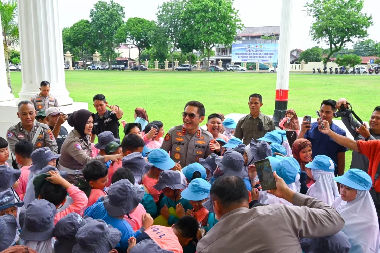 Senyum Kapolda Irjen Pol Krisno Saat Disambangi Anak-anak SD AL Falah Jambi di Mapolresta