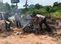 Pencuri Sawit Ditangkap Warga di Pijoan, Motor dan Ambung Dibakar