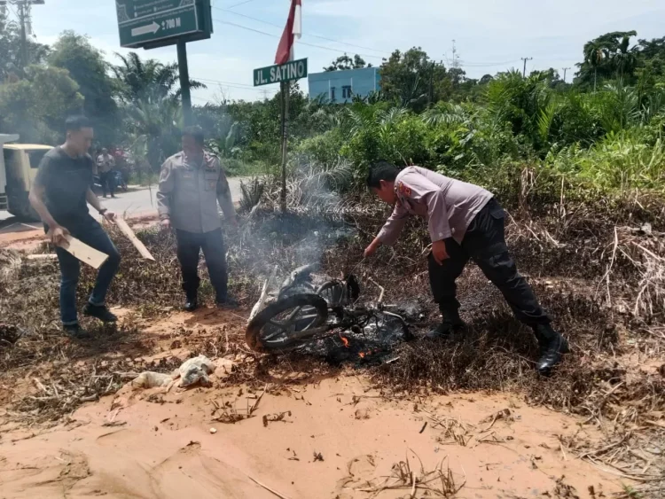 Pencuri Sawit Ditangkap Warga di Pijoan, Motor dan Ambung Dibakar