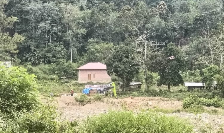 Excavator Zoomlion Disinyalir Milik Gunjo, Rusak JUT Desa Telentam, Warga Akan Lapor Polisi..!