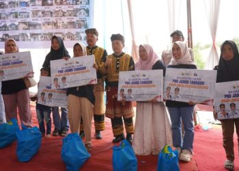 Gubernur Al Haris dan Bupati Kerinci Serahkan Bantuan Dumisake Pendidikan Kepada 320 Siswa