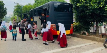 Berikan Pelayanan Transportasi Pendidikan, Satbrimob Polda Jambi Sediakan Bus Sekolah Gratis