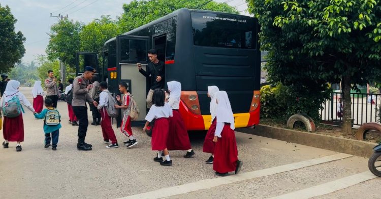 Berikan Pelayanan Transportasi Pendidikan, Satbrimob Polda Jambi Sediakan Bus Sekolah Gratis