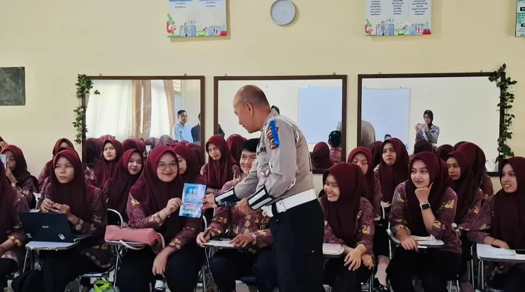 Satgas Preemtif OPS Zebra Siginjai 2025 Ditlantas Polda Jambi Gelar Police Goes to Campus di Poltekkes Jambi