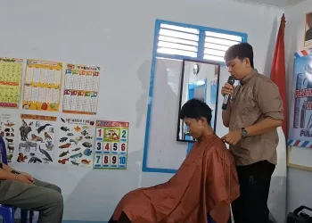 Ditpolairud Polda Jambi Latih Remaja Pulau Pandan Keterampilan Pangkas Rambut