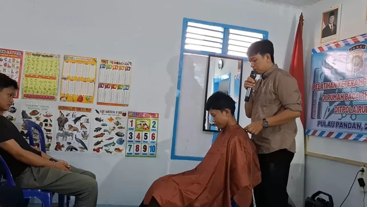 Ditpolairud Polda Jambi Latih Remaja Pulau Pandan Keterampilan Pangkas Rambut
