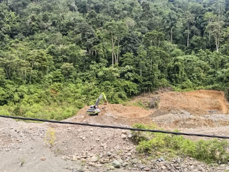 Akui Pemilik, Sekaligus Operator Excavator Zoomlion Bermain PETI Di Desa Telentam, Asrof, Nak Viral Viral Lah..!!