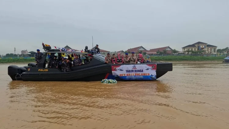 Ditpolairud Polda Jambi Peringati HUT ke-75 dengan Upacara Tabur Bunga di Sungai Batanghari