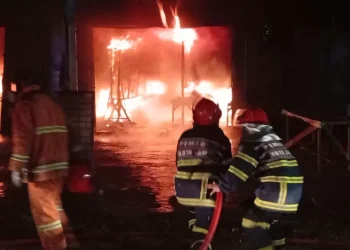 Dua Unit Ruko Terbakar di Thehok, Petugas Damkar Kota Jambi Bobol Rolling Door Pakai Godam