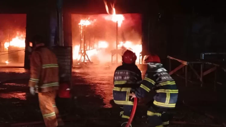 Dua Unit Ruko Terbakar di Thehok, Petugas Damkar Kota Jambi Bobol Rolling Door Pakai Godam