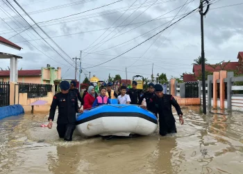 Tanggap Bencana, Puluhan Personel Brimob Polda Jambi Diterjunkan Bantu Warga Terdampak Banjir di Desa Lubuk Suli Kerinci