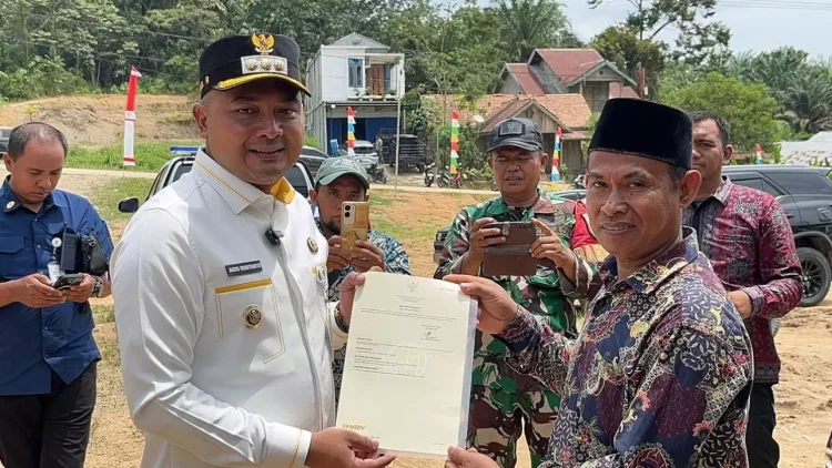 Bupati Tebo Serahkan 164 Sertifikat Tanah, Ingatkan Ketaatan Bayar PBB