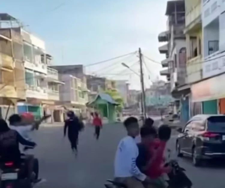 Viral di Medsos, Remaja di Jambi Tawuran Bersenjata Tajam di Kawasan Terminal Rawasari