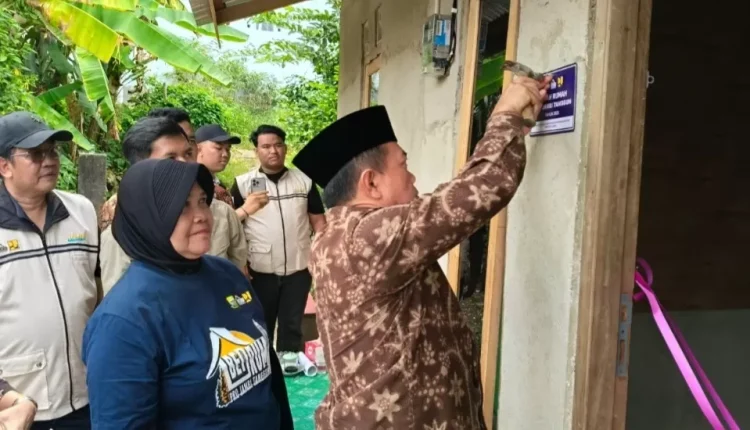 Gubernur Al Haris Serahkan Bantuan Bedah Rumah di Merangin Senilai Rp 1,72 Miliar