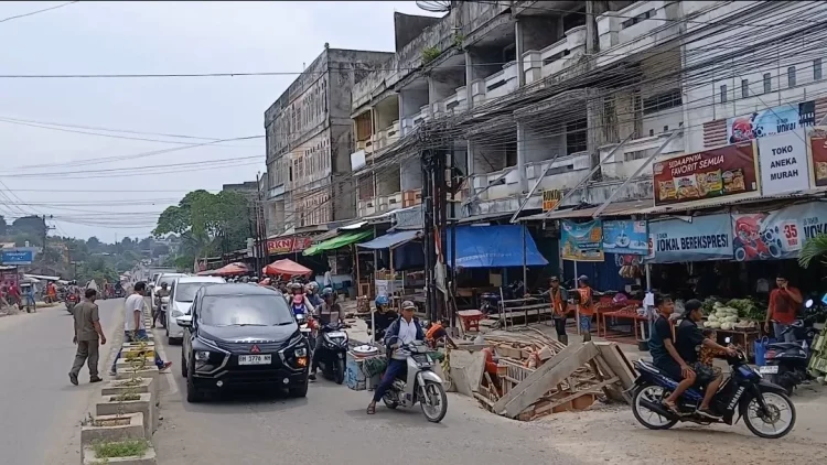 Arus Lalu Lintas Dialihkan, Pengendara dari Selincah Terpaksa Memutar ke Panca Karya Akibat Truk Terperosok