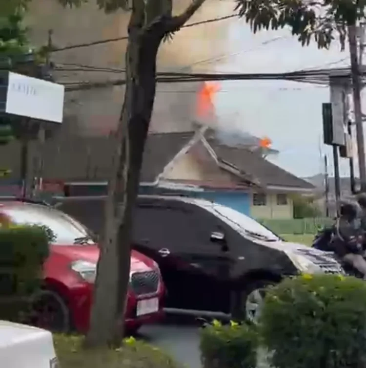 Eks Kantor Dinas Pertanian Tanaman Pangan Provinsi Jambi Terbakar