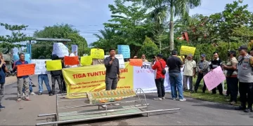 Tiga Tuntutan Warga dalam Aksi Unjuk Rasa di Kantor Pertamina Jambi, Warga Sampai Bawa Keranda Mayat