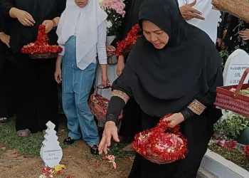 Mantan Wali Kota Jambi dr. Bambang Priyanto Dimakamkan di TMP Satria Bakti, Suasana Duka Selimuti Prosesi