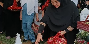 Mantan Wali Kota Jambi dr. Bambang Priyanto Dimakamkan di TMP Satria Bakti, Suasana Duka Selimuti Prosesi