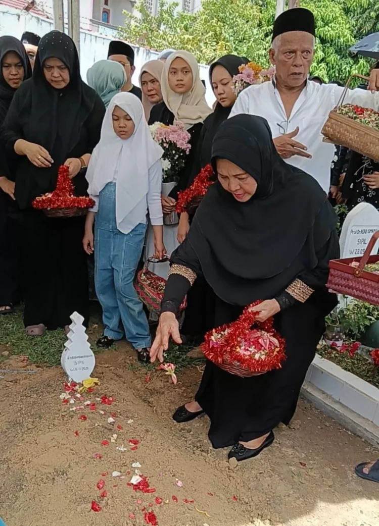 Mantan Wali Kota Jambi dr. Bambang Priyanto Dimakamkan di TMP Satria Bakti, Suasana Duka Selimuti Prosesi