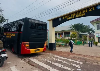 Sediakan Bus Sekolah Gratis, Dansat Brimob Polda Jambi : Bentuk Pelayanan Presisi Untuk Masyarakat