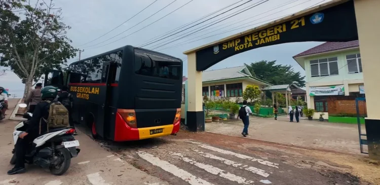 Sediakan Bus Sekolah Gratis, Dansat Brimob Polda Jambi : Bentuk Pelayanan Presisi Untuk Masyarakat